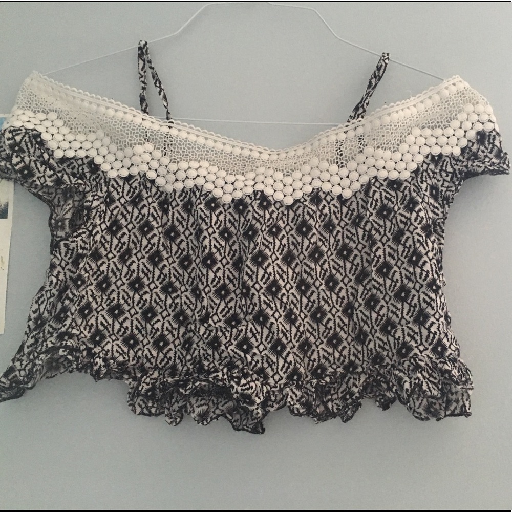 LF Off the shoulder Crop Top